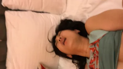 这就是人妻跟男闺蜜喝酒的下场可惜了鸡鸡好小